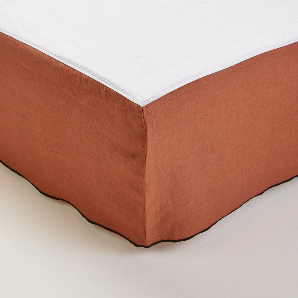 Housse de sommier CARLINA en lin lavé léger terracotta avec bordure noire