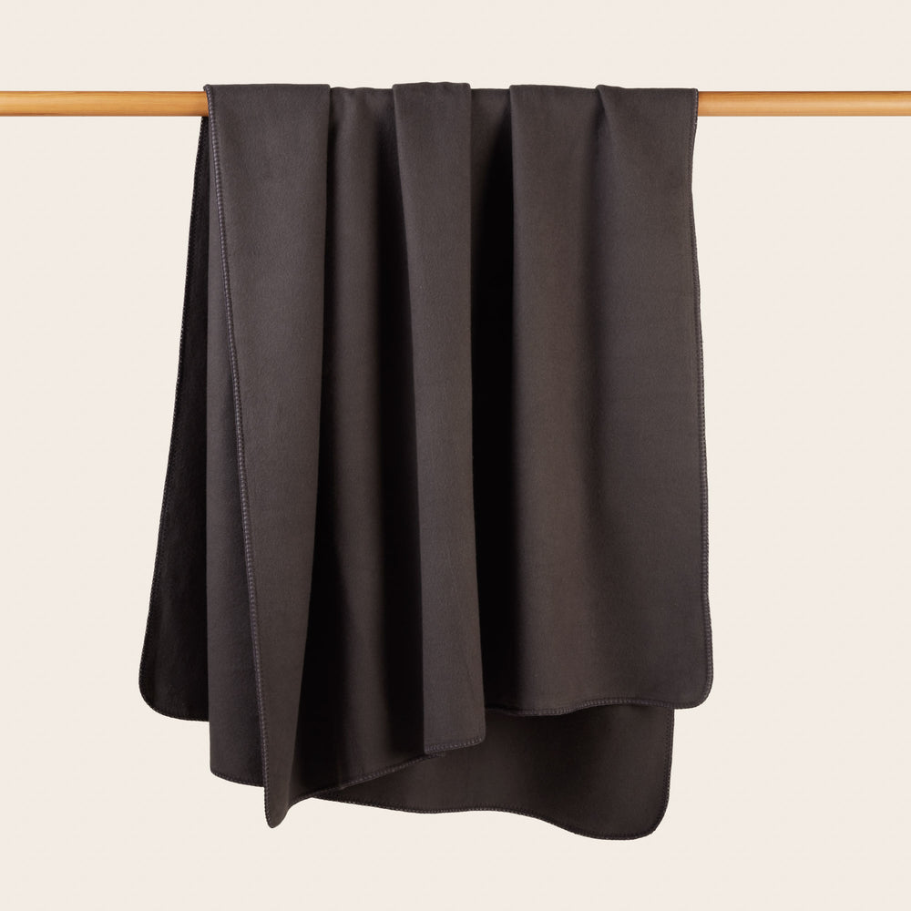 Plaid SWAHN gris anthracite douillet et élégant pour cocooning hivernal - 7