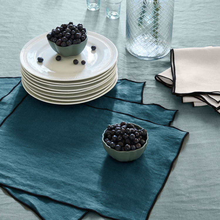 Set de table Carlina lin lavé pétrole & bourdon noir