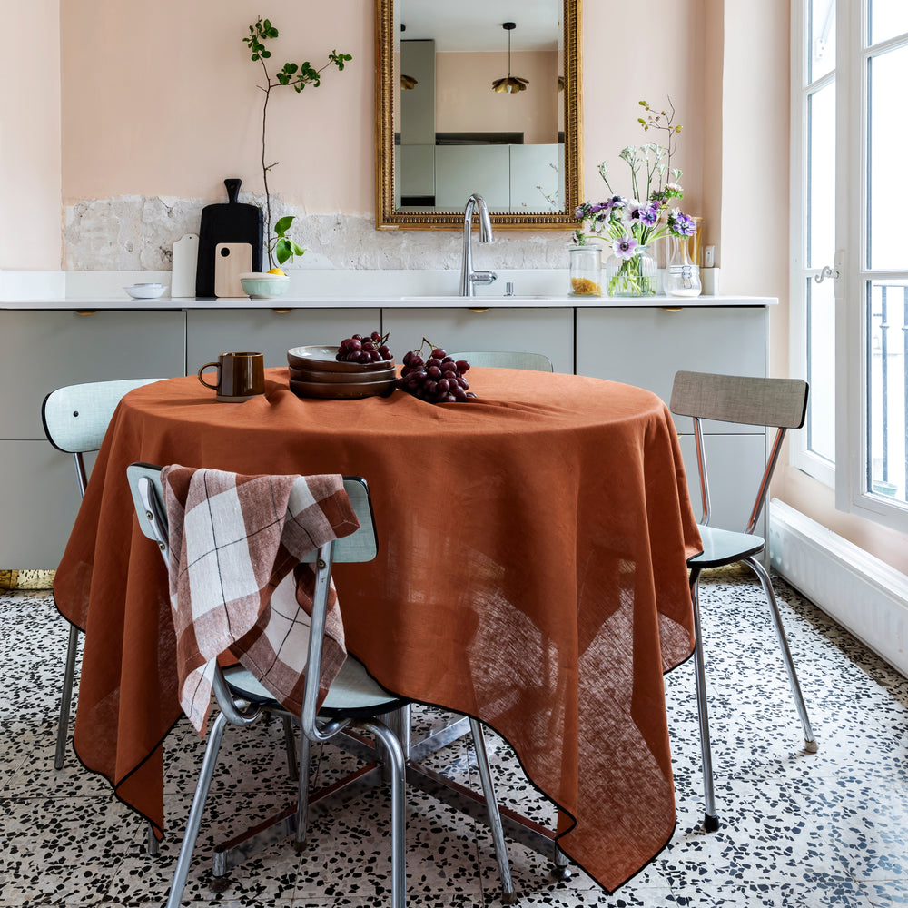 Nappe Carrée CARLINA en Lin Lavé Terracotta et Bourdon Noir