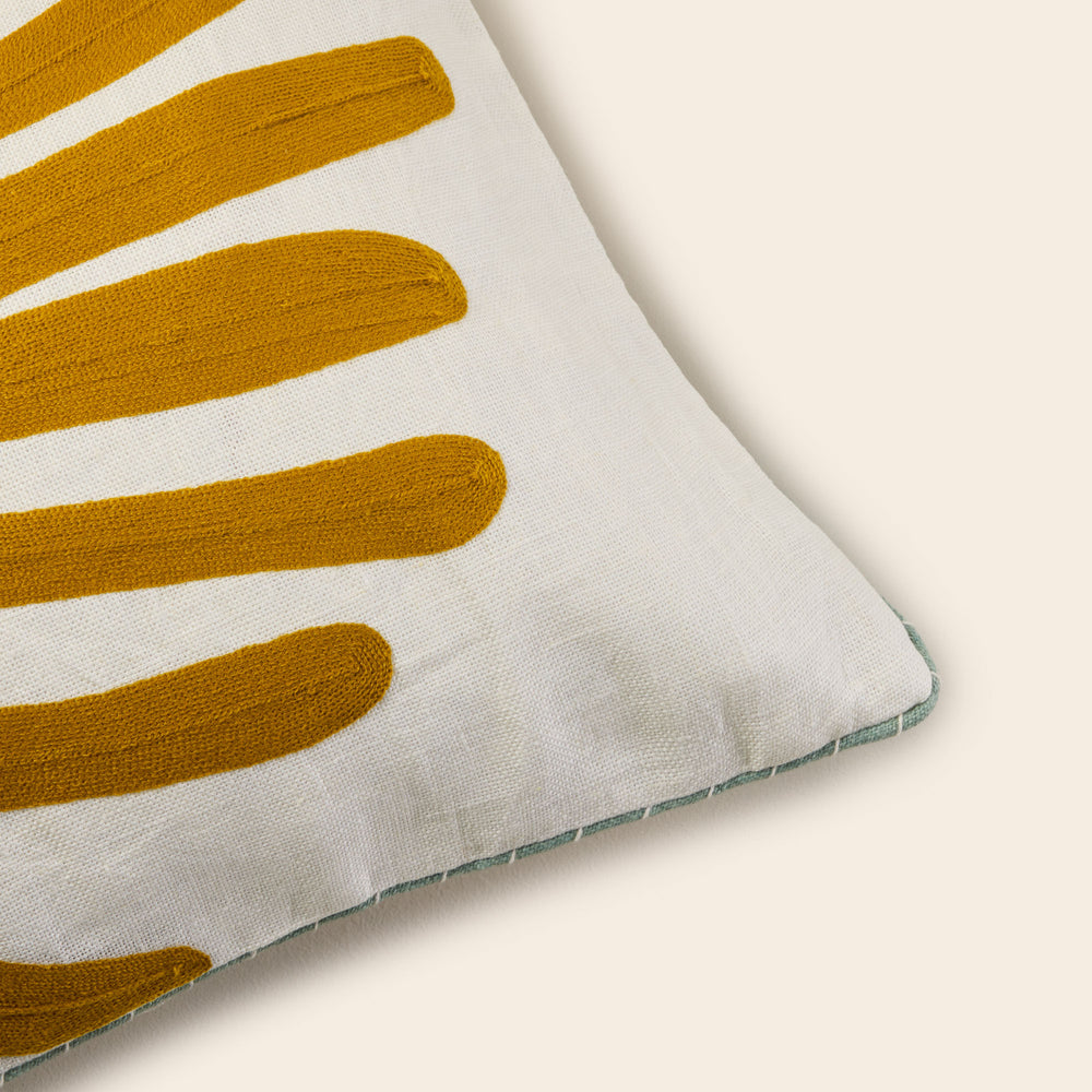 Housse de coussin brodée TROPI coloris écru et moutarde - Motif palmier artisanal - 4