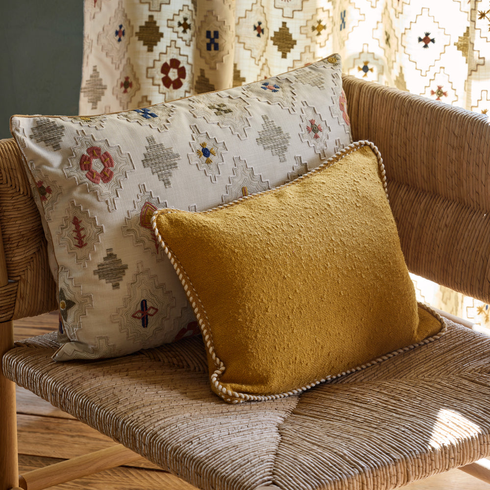 Housse de coussin décorative GANJI jaune ocre