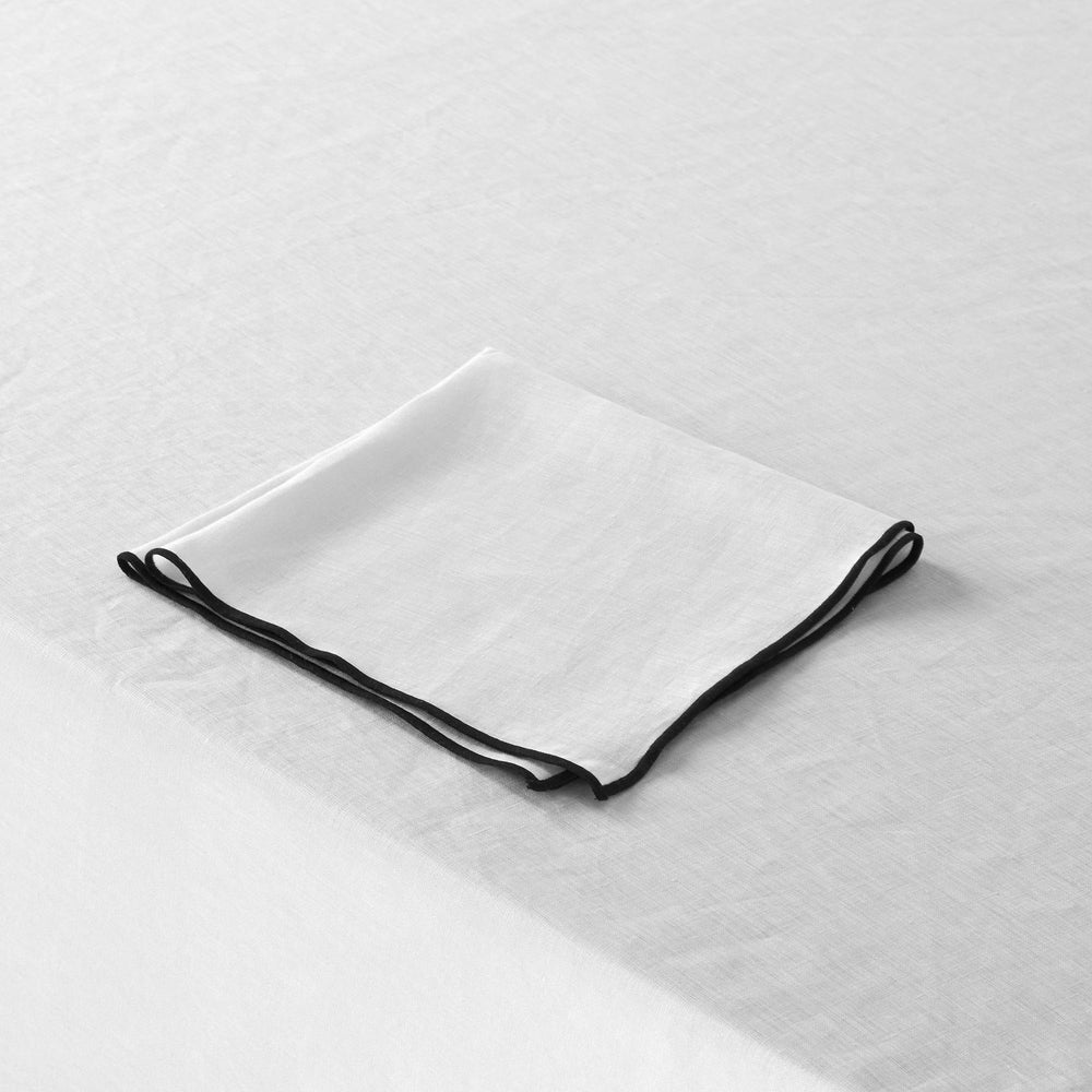 Nappe carrée CARLINA en lin lavé blanc pur et bourdon noir - 9