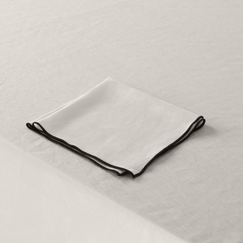 Nappe carrée CARLINA en lin lavé 100% naturel - Motifs calcaire et bourdon noir - 6