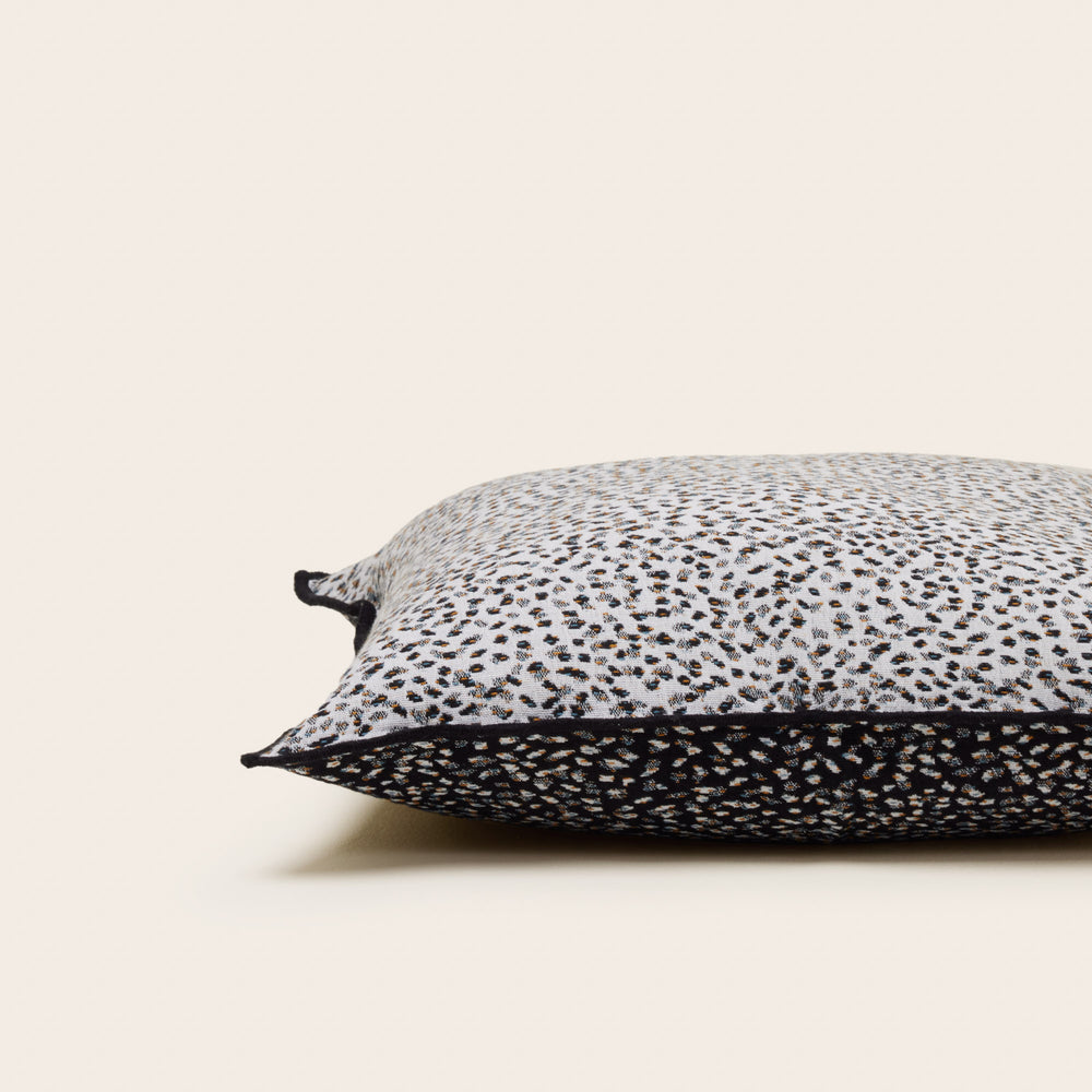 Housse de coussin Ocelo ivoire et noir design graphique - 5
