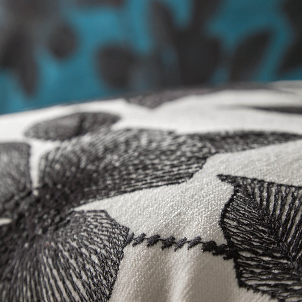 Housse de coussin brodée ORNELLA blanc et noir - 55x110 cm - Motif hibiscus sophistiqué - 4