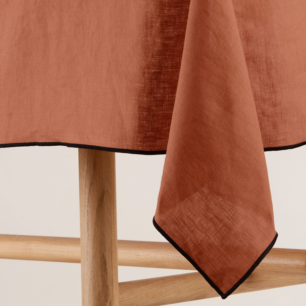 Nappe Carrée CARLINA en Lin Lavé Terracotta et Bourdon Noir - 8