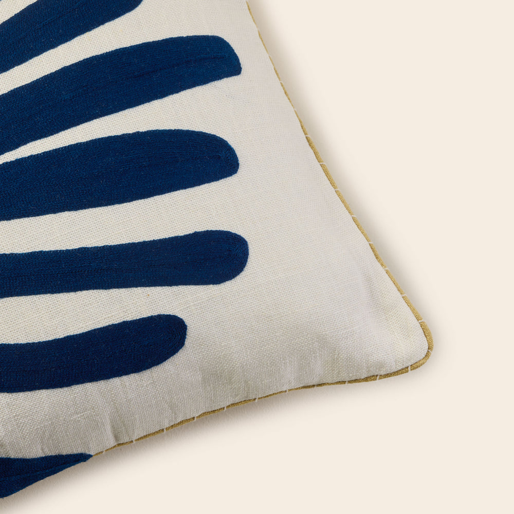 Housse de coussin TROPI écru et indigo élégante broderie feuille palmier - 4