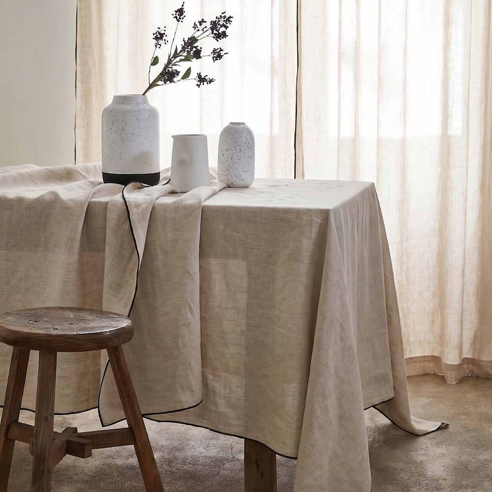 Nappe carrée CARLINA en lin lavé 100% naturel - Motifs calcaire et bourdon noir