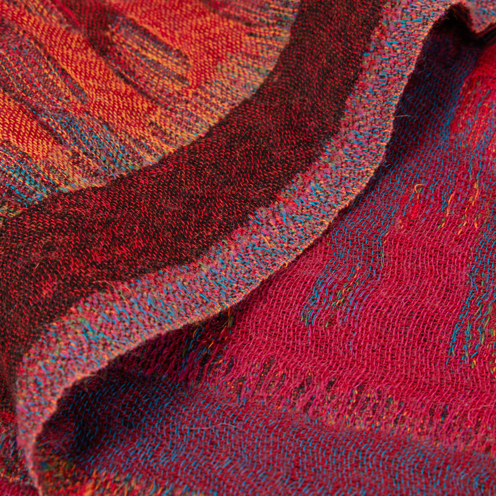 Plaid KHAN cardinal en pure laine motif ikat artistique - 7