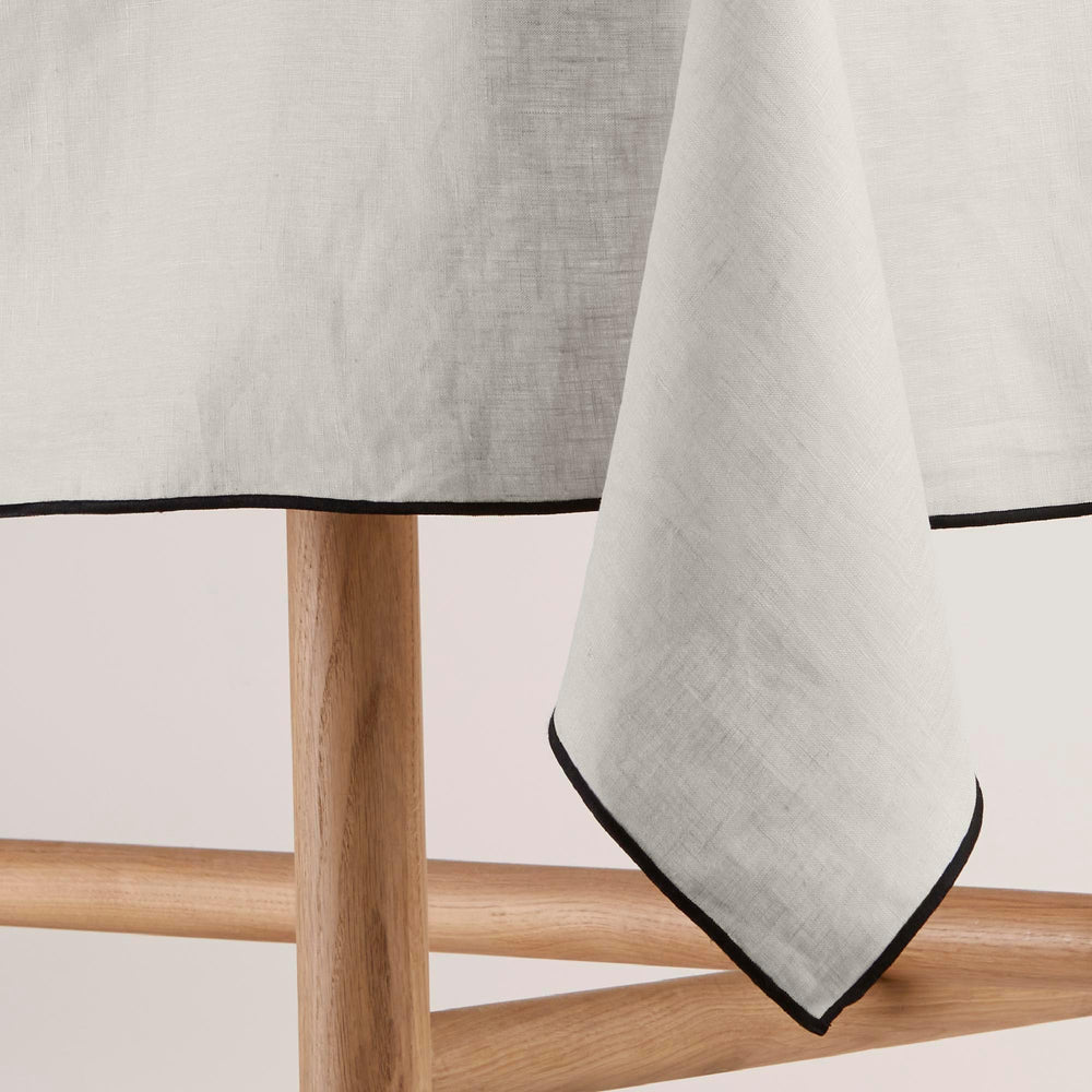 Nappe carrée CARLINA en lin lavé 100% naturel - Motifs calcaire et bourdon noir - 5