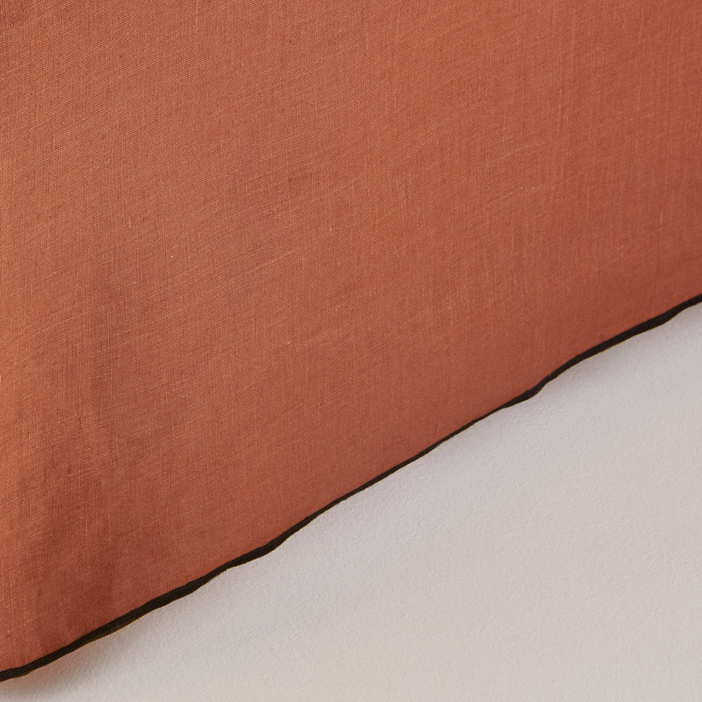 Housse de sommier CARLINA en lin lavé léger terracotta avec bordure noire - 5