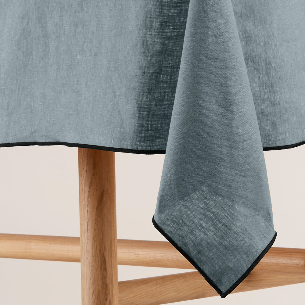 Nappe rectangulaire CARLINA 100% lin lavé design époque vert de gris et bourdon noir - 5
