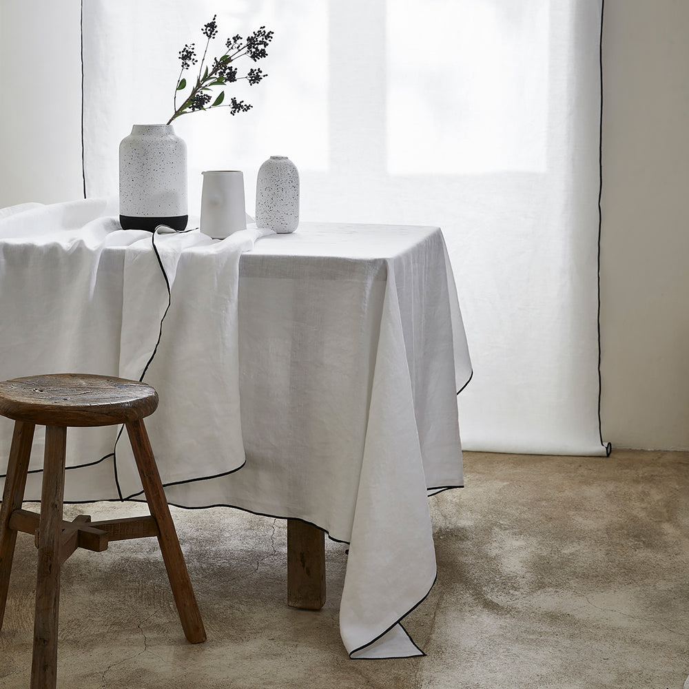 Nappe Rectangulaire CARLINA en Lin Lavé Blanc Pur et Noir Bourdon