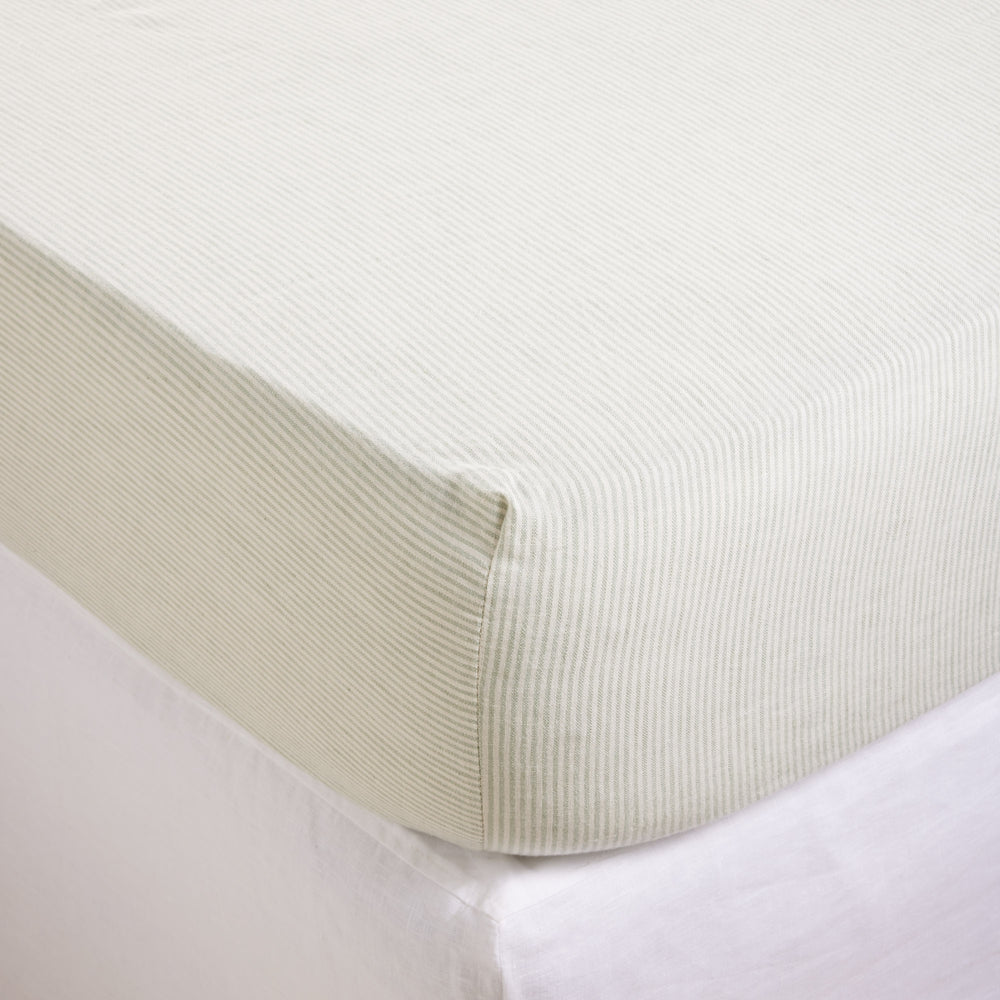 Drap housse FINEA en coton lin à rayures ivoire et vert de gris