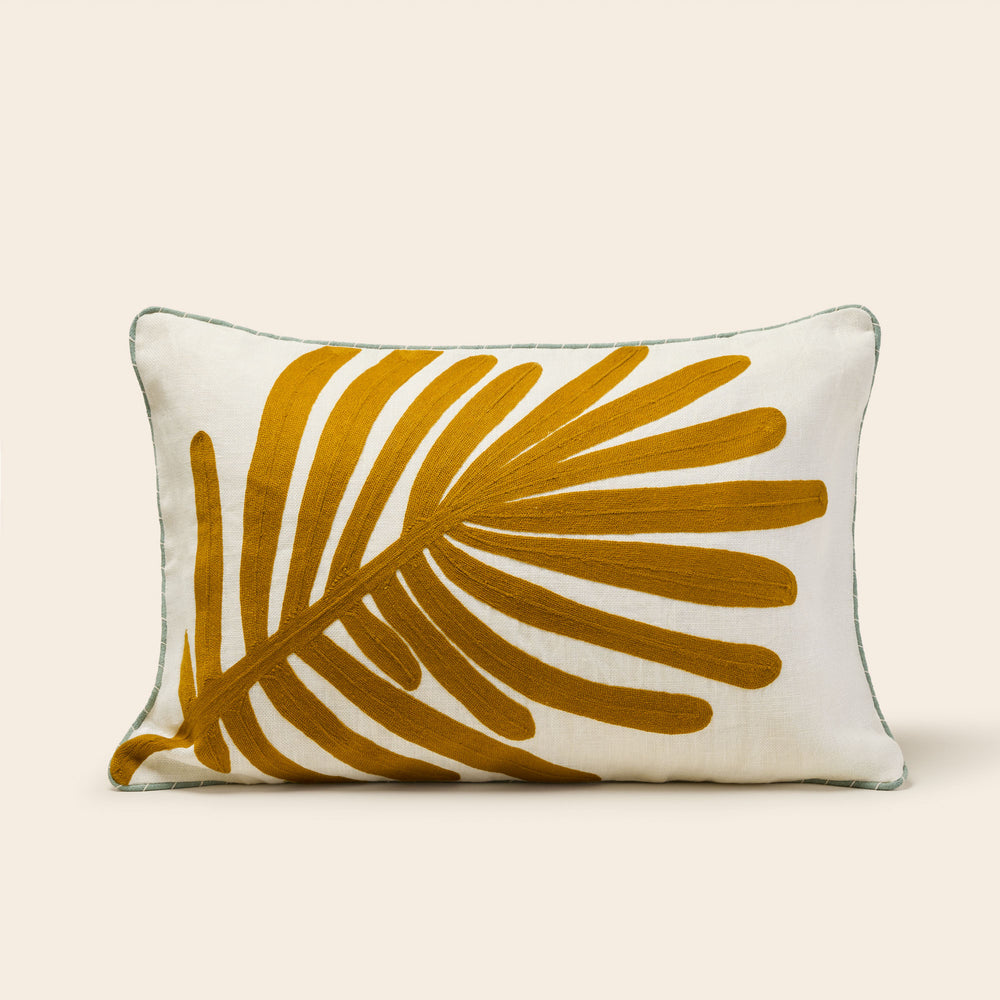 Housse de coussin brodée TROPI coloris écru et moutarde - Motif palmier artisanal