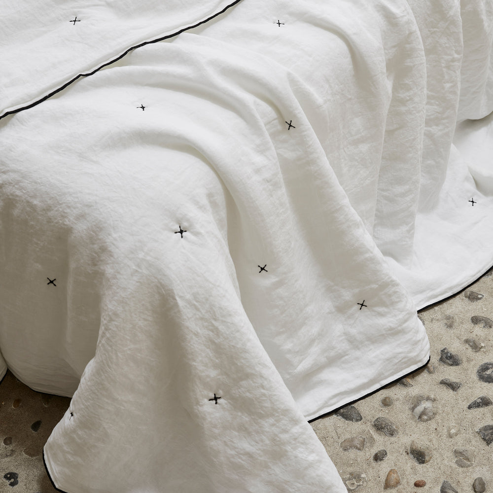 Couvre-lit matelassé CARLINA en lin lavé coloris blanc pur et noir bourdon