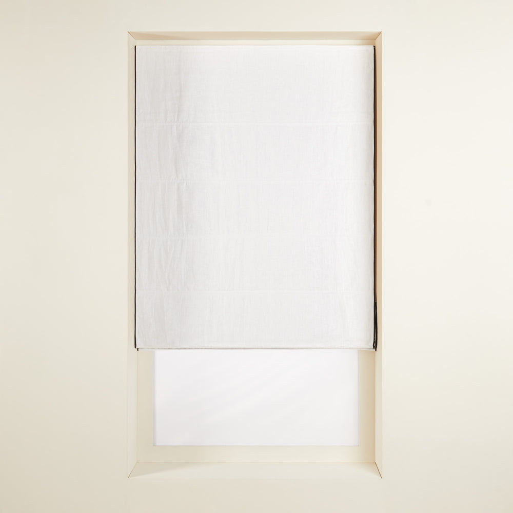 Store bateau occultant CARLINA 80% lin lavé blanc pur avec bordure noire élégante