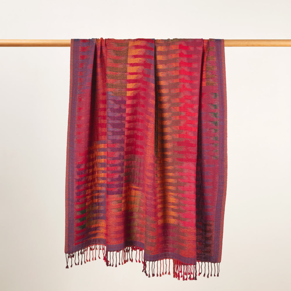 Plaid KHAN cardinal en pure laine motif ikat artistique - 9