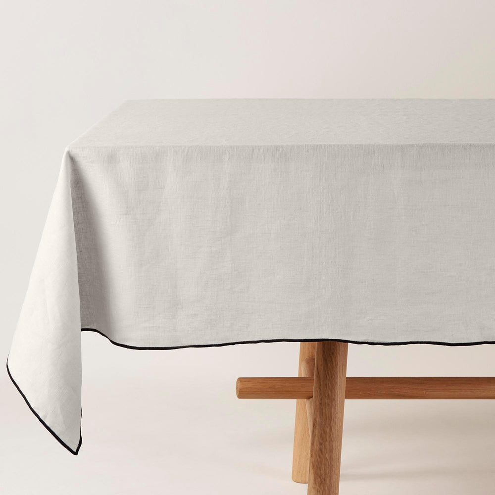 Nappe carrée CARLINA en lin lavé 100% naturel - Motifs calcaire et bourdon noir - 3