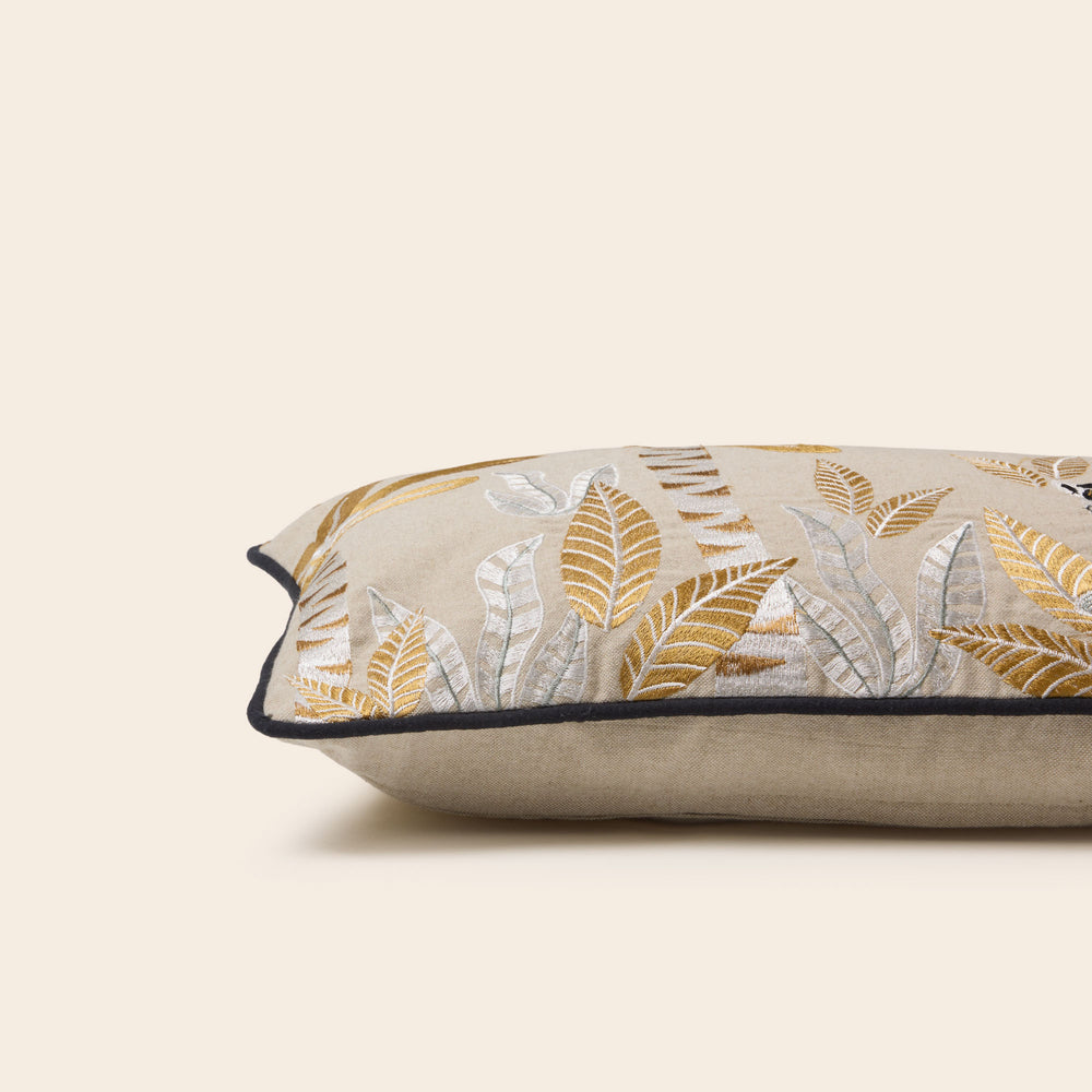 1. Coussin déco MADAGASCAR élégant design naturel ocre et beige - 5