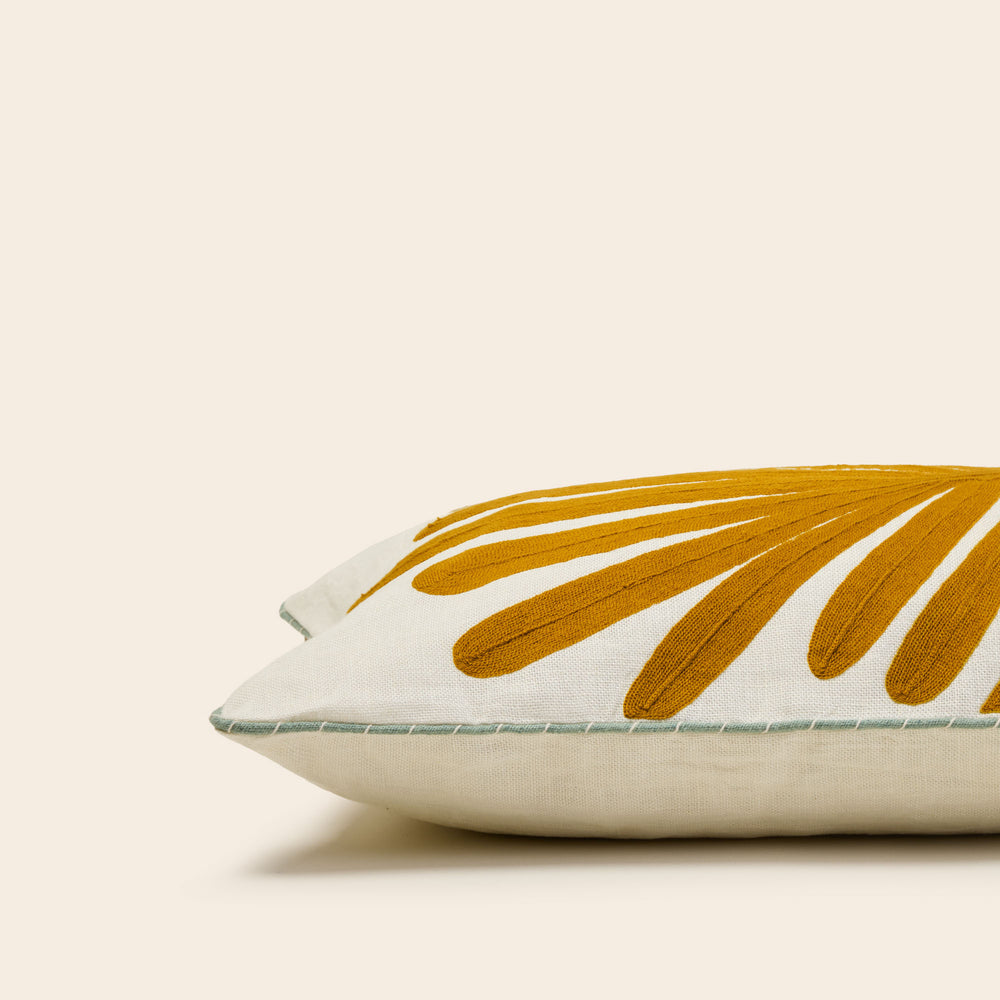 Housse de coussin brodée TROPI coloris écru et moutarde - Motif palmier artisanal - 5
