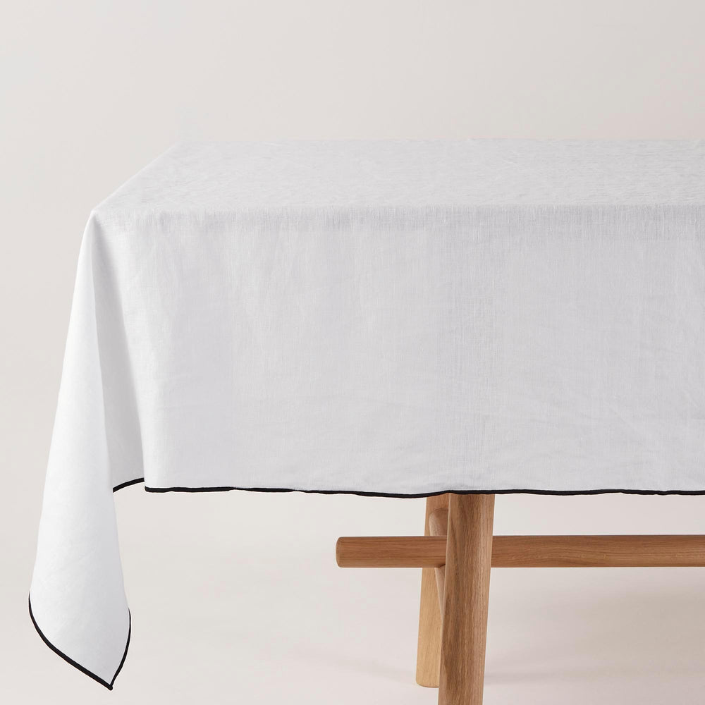 Nappe carrée CARLINA en lin lavé blanc pur et bourdon noir - 6