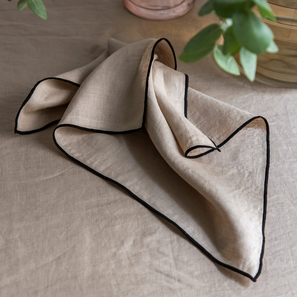 Serviette de table CARLINA Élément de Collection en Lin Lavé Coloris Ficelle et Bourdon Noir - 3