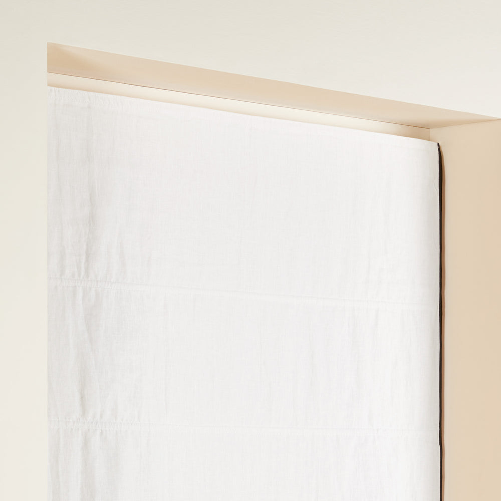 Store bateau occultant CARLINA 80% lin lavé blanc pur avec bordure noire élégante - 4