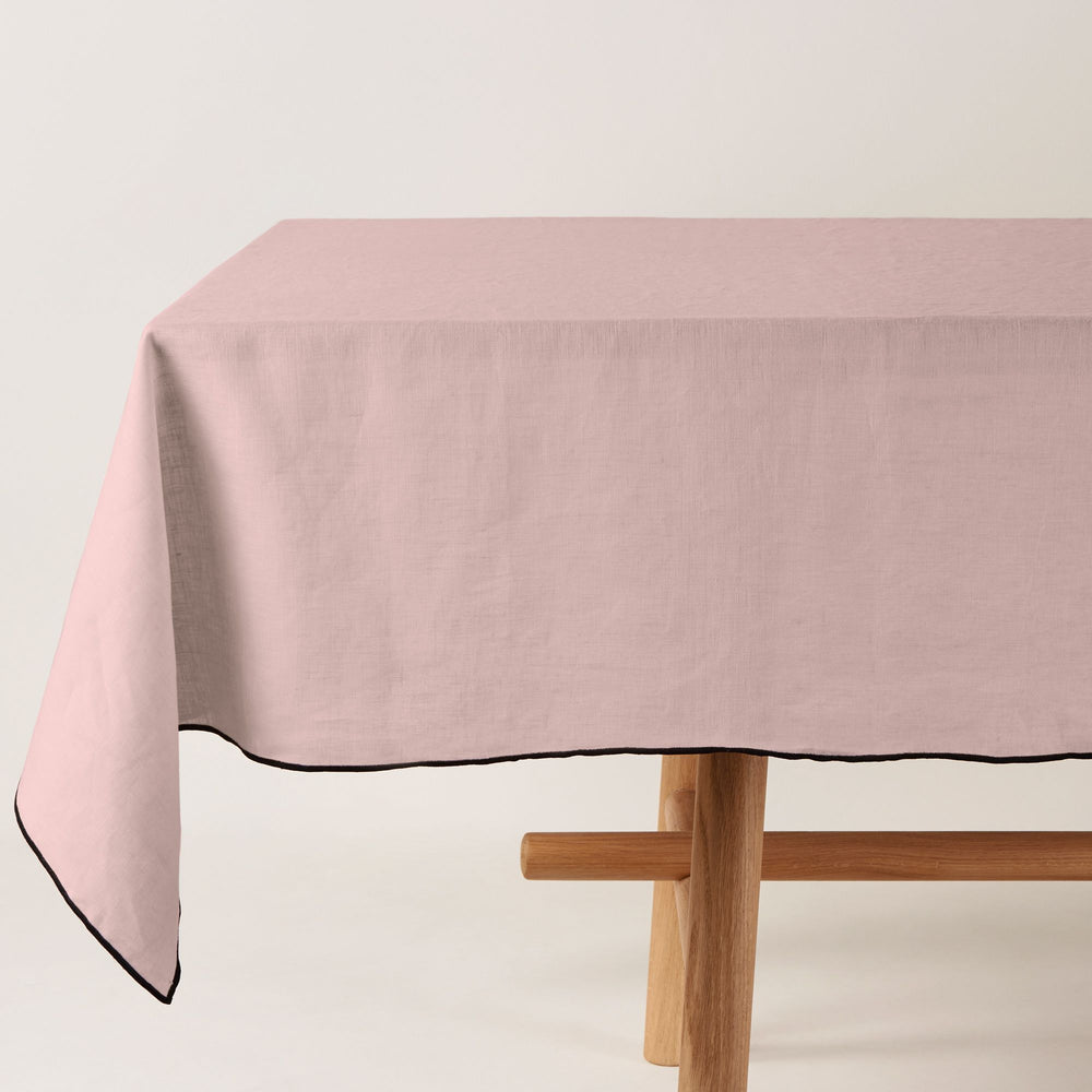 Nappe Rectangulaire CARLINA en Lin Lavé avec Bordure Noire et Teinte Rosé Pâle