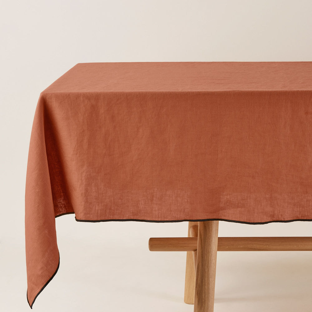 Nappe Carrée CARLINA en Lin Lavé Terracotta et Bourdon Noir - 6
