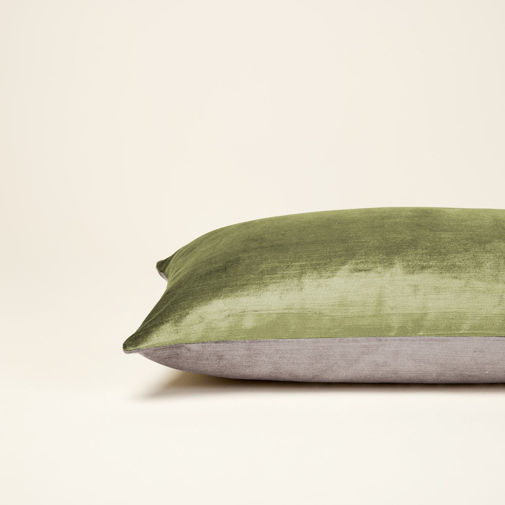 Housse de coussin de style bohème CASTIGLIONE olivine et taupe en velours - 4