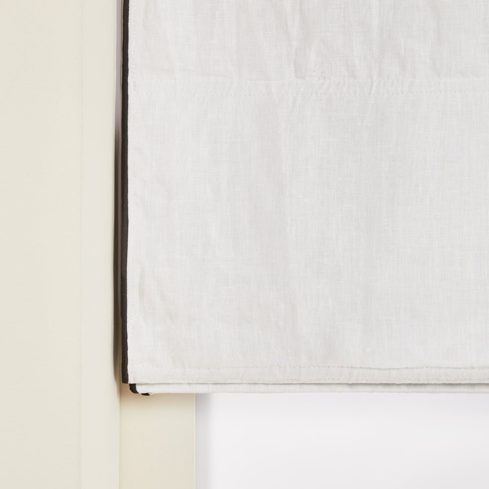 Store bateau occultant CARLINA 80% lin lavé blanc pur avec bordure noire élégante - 6