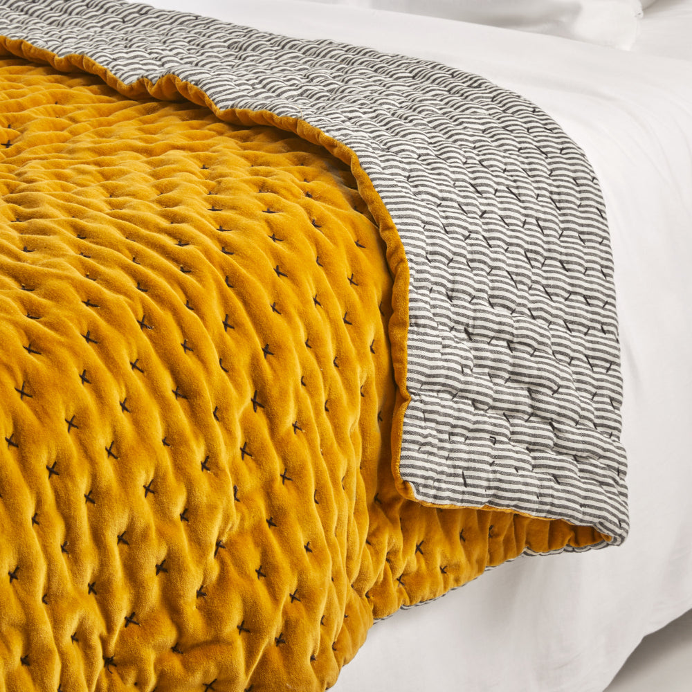 Couvre-lit matelassé MALO en velours de coton ocre - Douceur exceptionnelle et élégance intemporelle - 9