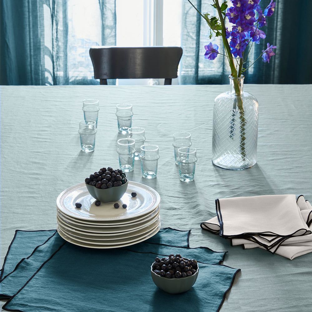 Serviette de table en 100% lin lavé CARLINA, tons calcaire et bourdon noir - Élégance intemporelle - 2