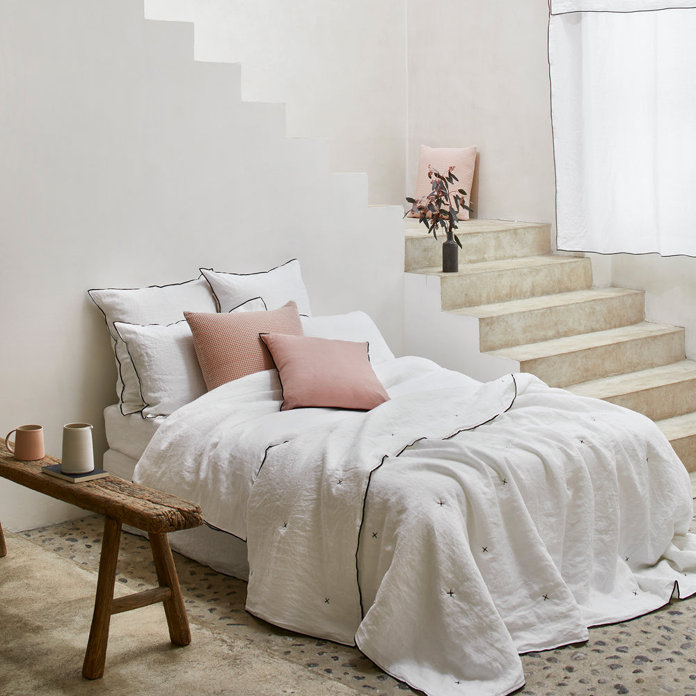 Couvre-lit matelassé CARLINA en lin lavé coloris blanc pur et noir bourdon - 3