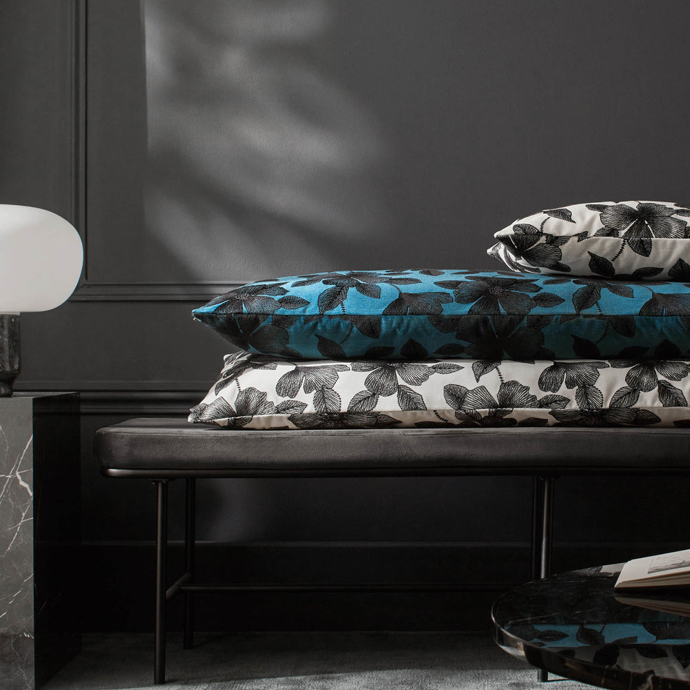 Housse de coussin brodée ORNELLA blanc et noir - 55x110 cm - Motif hibiscus sophistiqué - 6