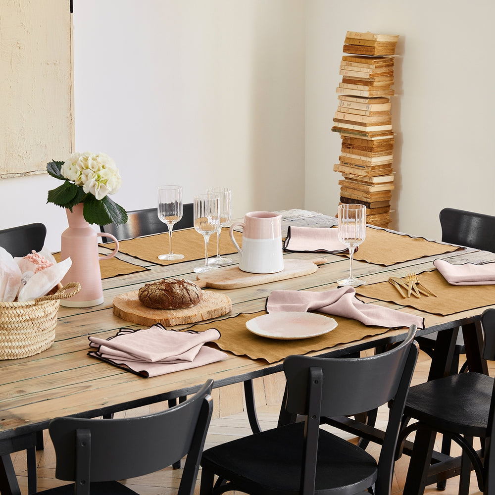 Serviette de table CARLINA en lin lavé rose poudré et bourdon noir - 4