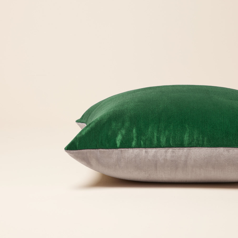 Housse de coussin CASTIGLIONE bicolore vert pin et taupe en velours - 4