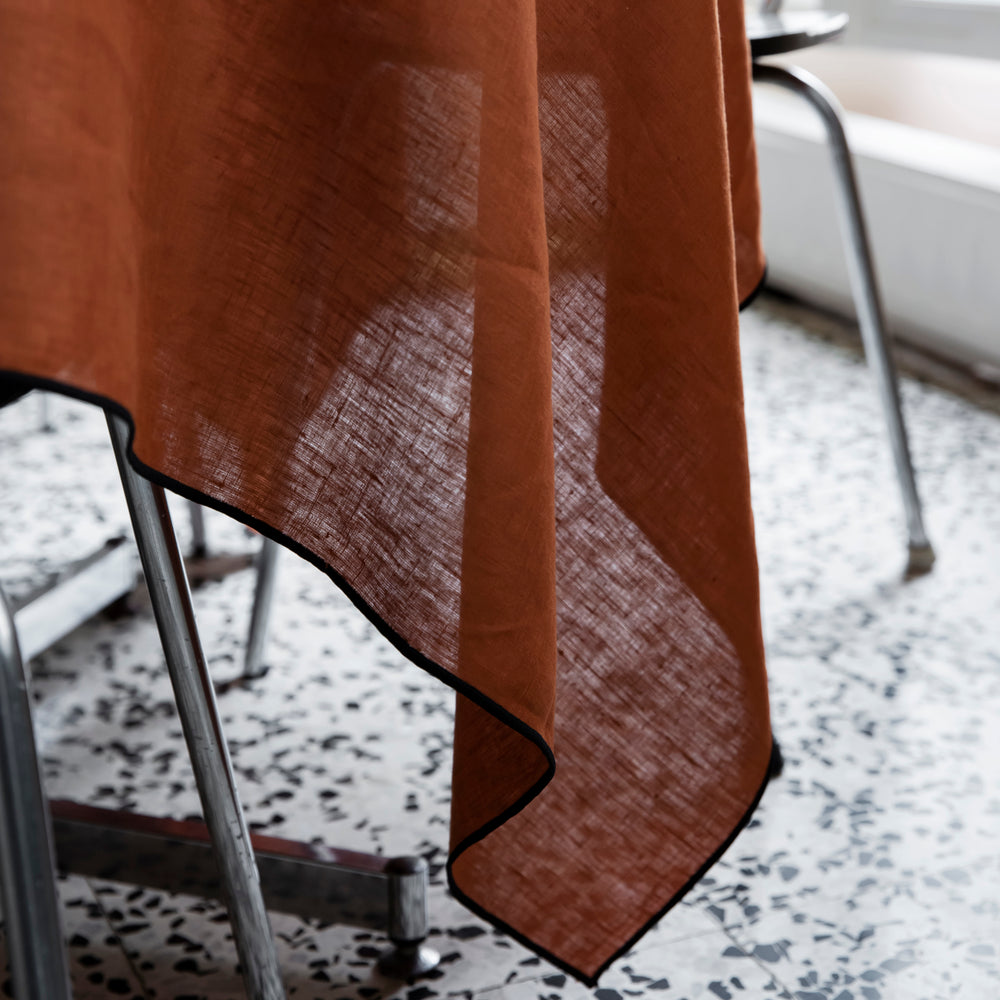 Nappe Carrée CARLINA en Lin Lavé Terracotta et Bourdon Noir - 5