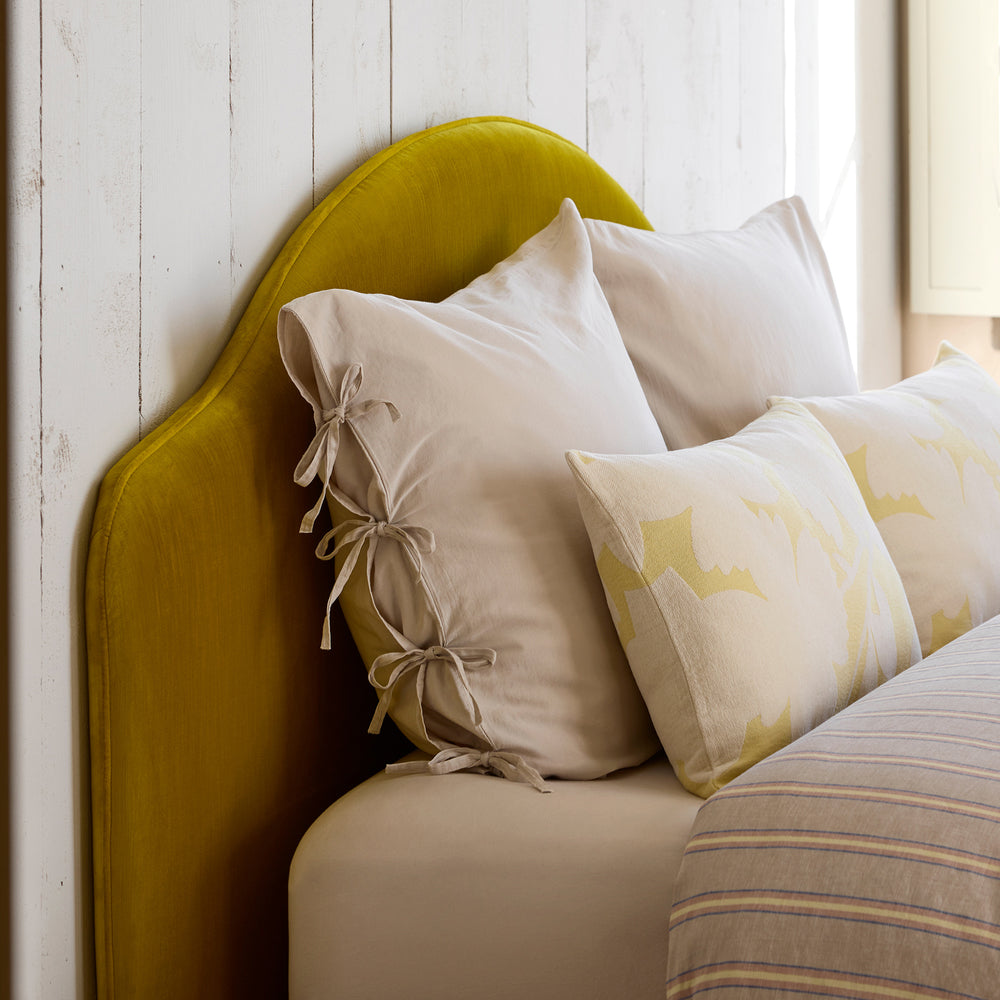 Tête de lit tapissée CEPHEE Dalila en velours satiné jaune sulfure, design élégant et intemporel - 4