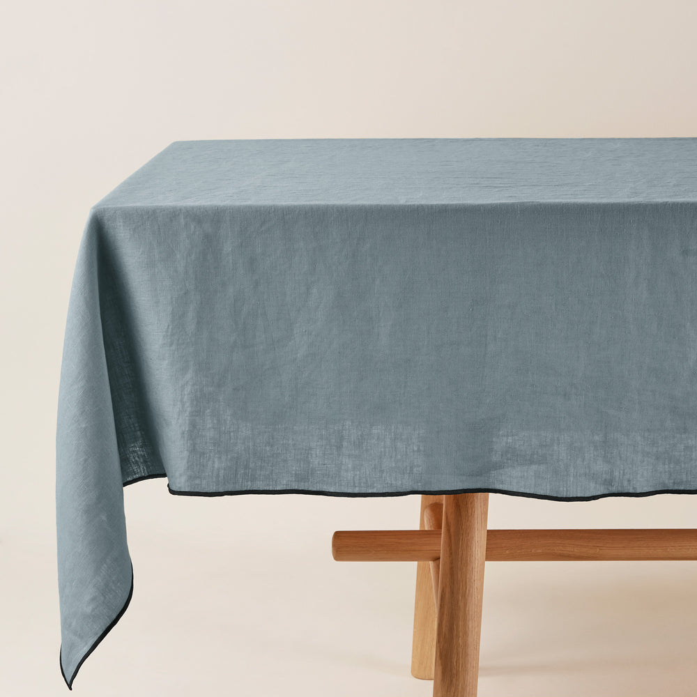 Nappe rectangulaire CARLINA 100% lin lavé design époque vert de gris et bourdon noir