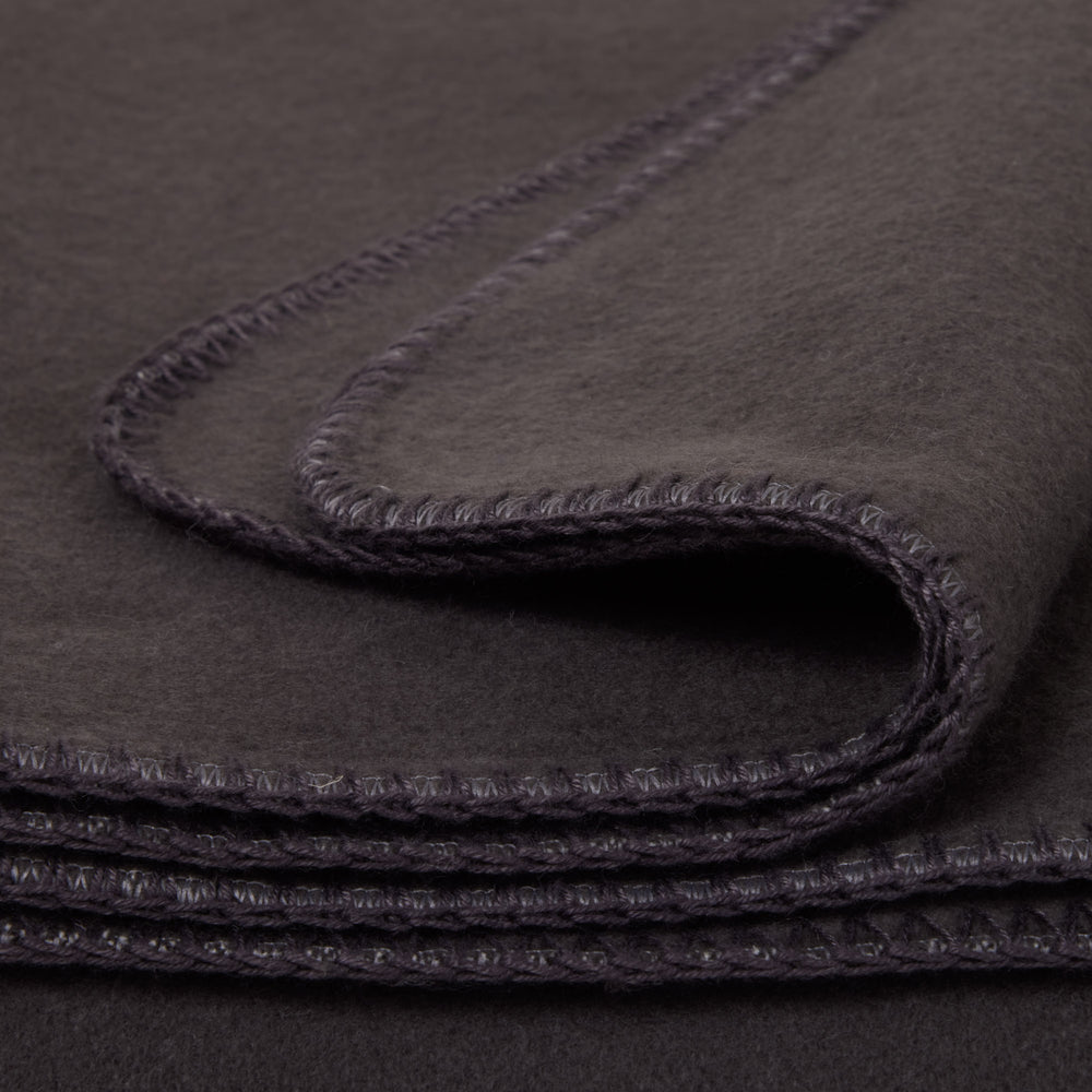 Plaid SWAHN gris anthracite douillet et élégant pour cocooning hivernal - 2