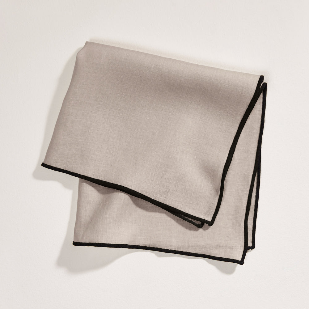 Serviette de table CARLINA Élément de Collection en Lin Lavé Coloris Ficelle et Bourdon Noir