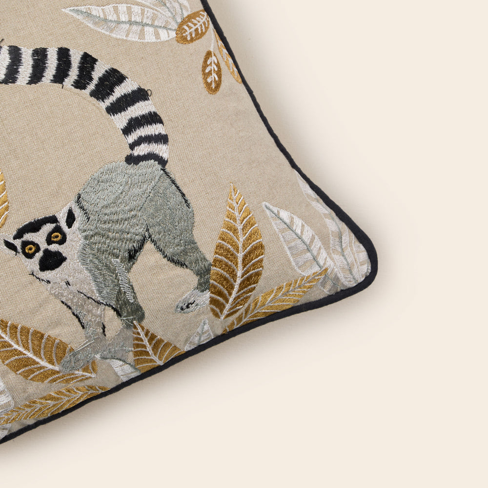 1. Coussin déco MADAGASCAR élégant design naturel ocre et beige - 4