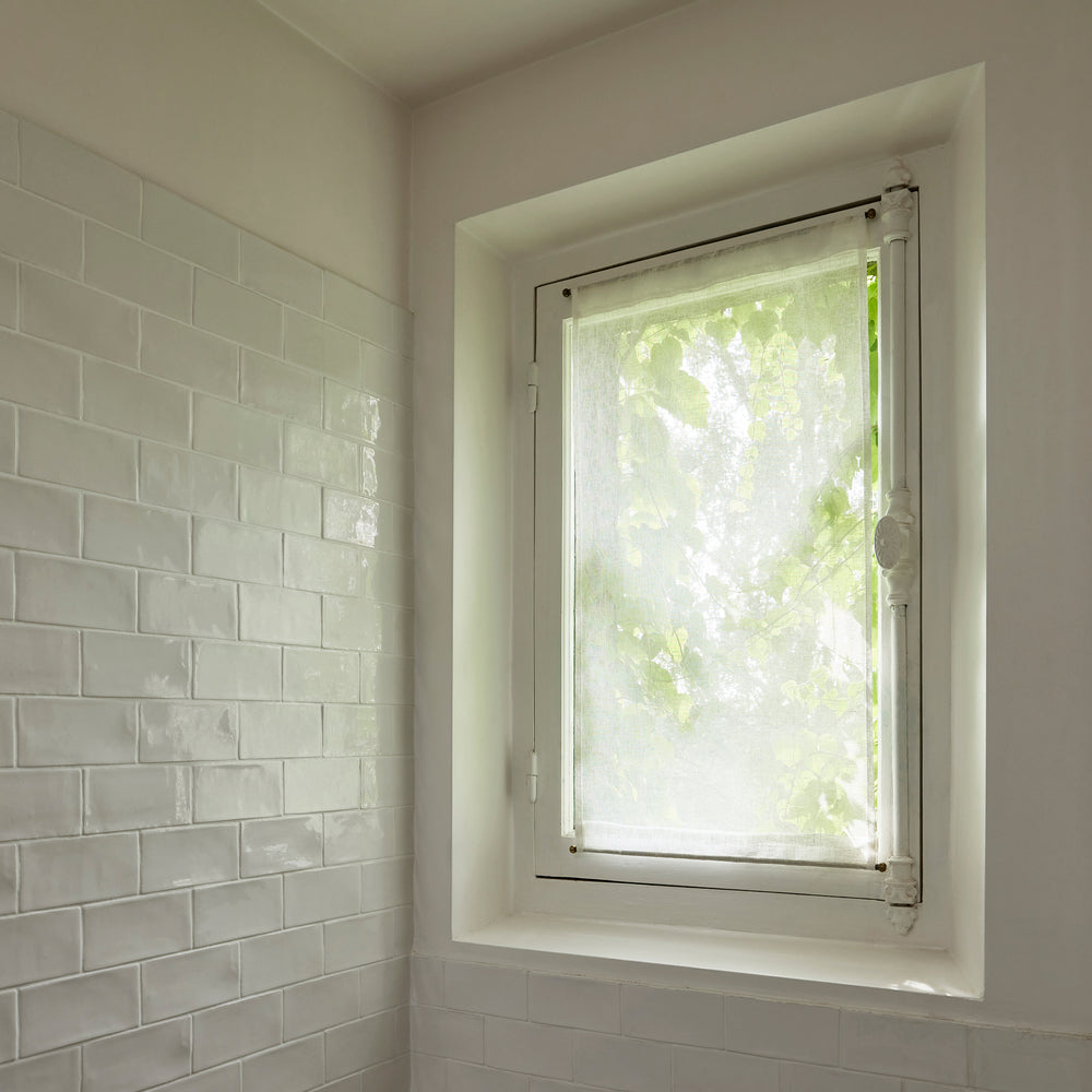 Voilage SHADOW en 100% lin naturel blanc pur, dimensions étroites et installation facile par glissière