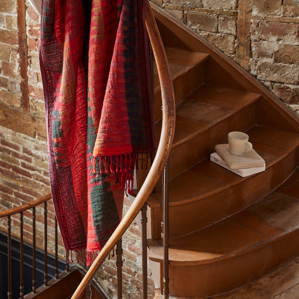 Plaid KHAN cardinal en pure laine motif ikat artistique - 3