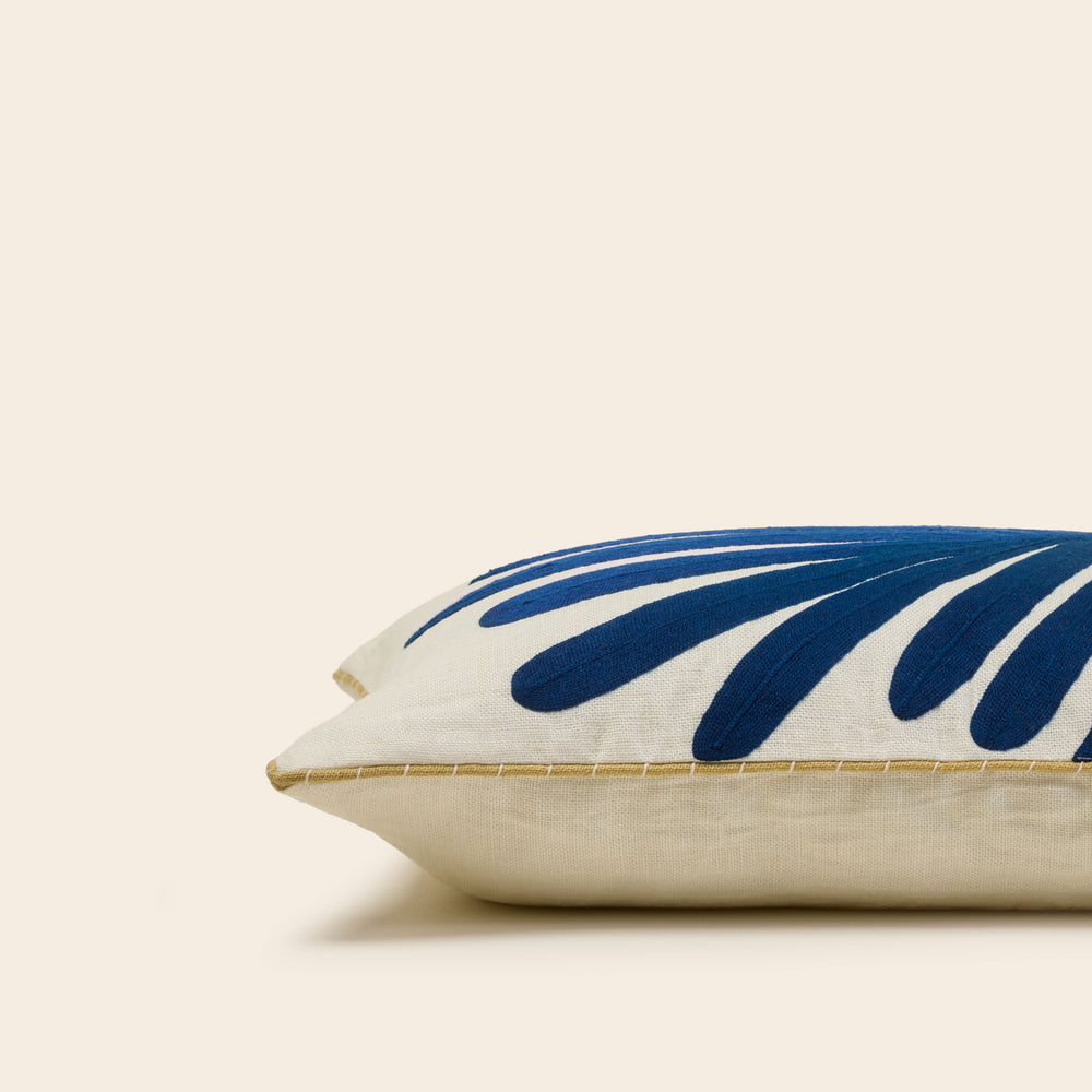 Housse de coussin TROPI écru et indigo élégante broderie feuille palmier - 5
