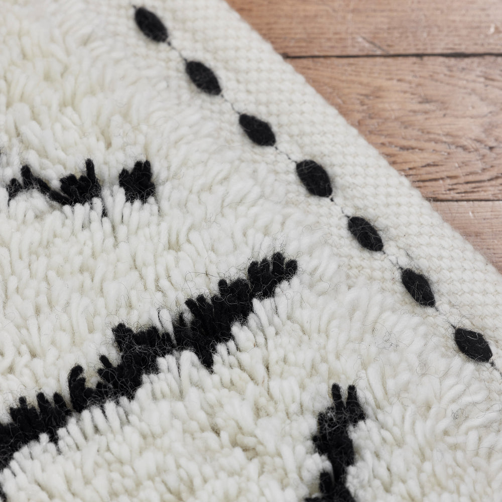 Tapis YDIR élégant ivoire et noir motif berbère artisanal - 5