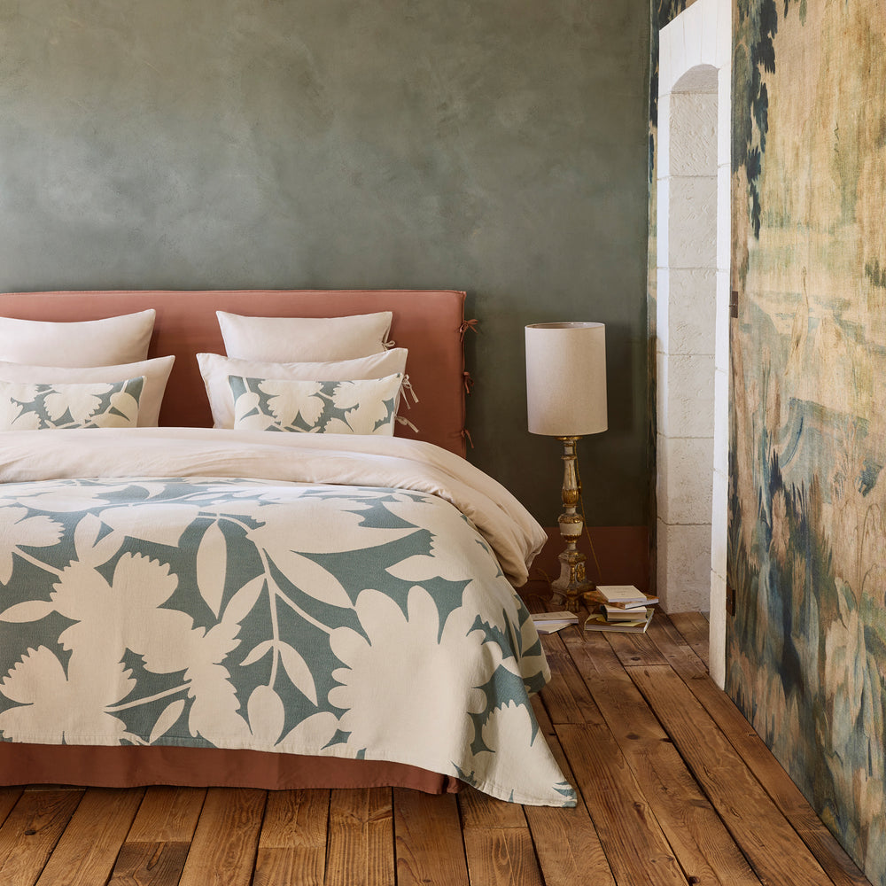 Housse de couette FLAURIA ivoire et vert sauge design floral printanier oversize